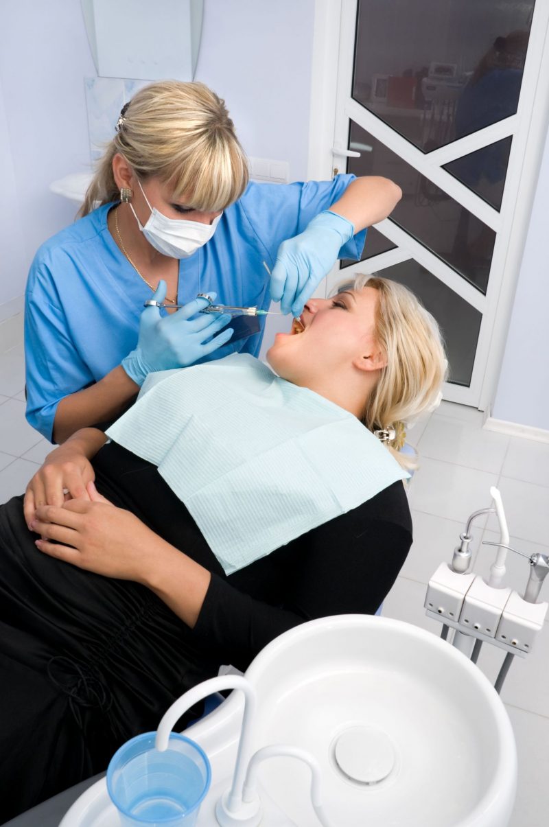 4 Signs to See an Emergency Dentist in Long Beach, CA